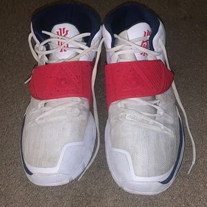 Men Kyrie basketball shoes